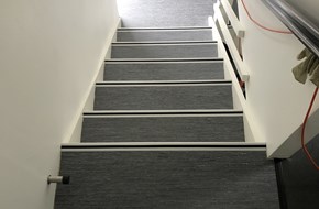 Homogent vinyl på trappe med skridsikre forkanter